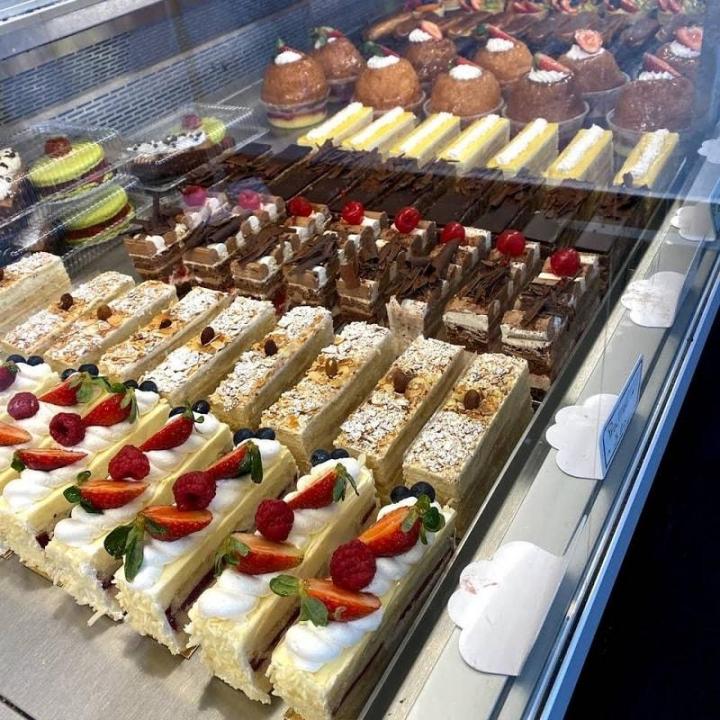 Un large choix de pâtisseries traditionnelles françaises et orientales